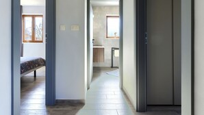 Ein Flur mit einem Bett, einem Badezimmer und einem Kleiderschrank.