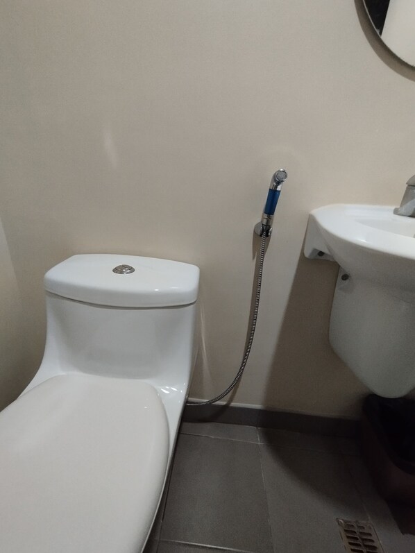 A bathroom with a toilet, a shower, and a sink. - Cebu Avida Riala T1 1122 IT Park (Cebu City)