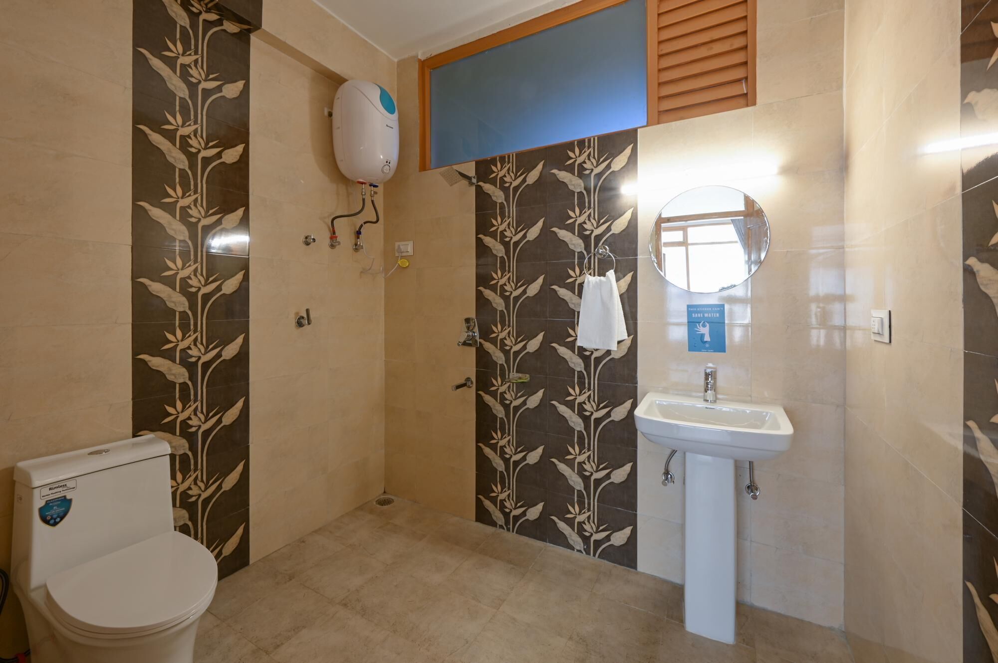 Une salle de bain avec des toilettes, un lavabo et une douche.