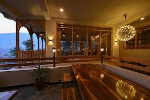 Living area - Zostel Dobhi (Kullu)