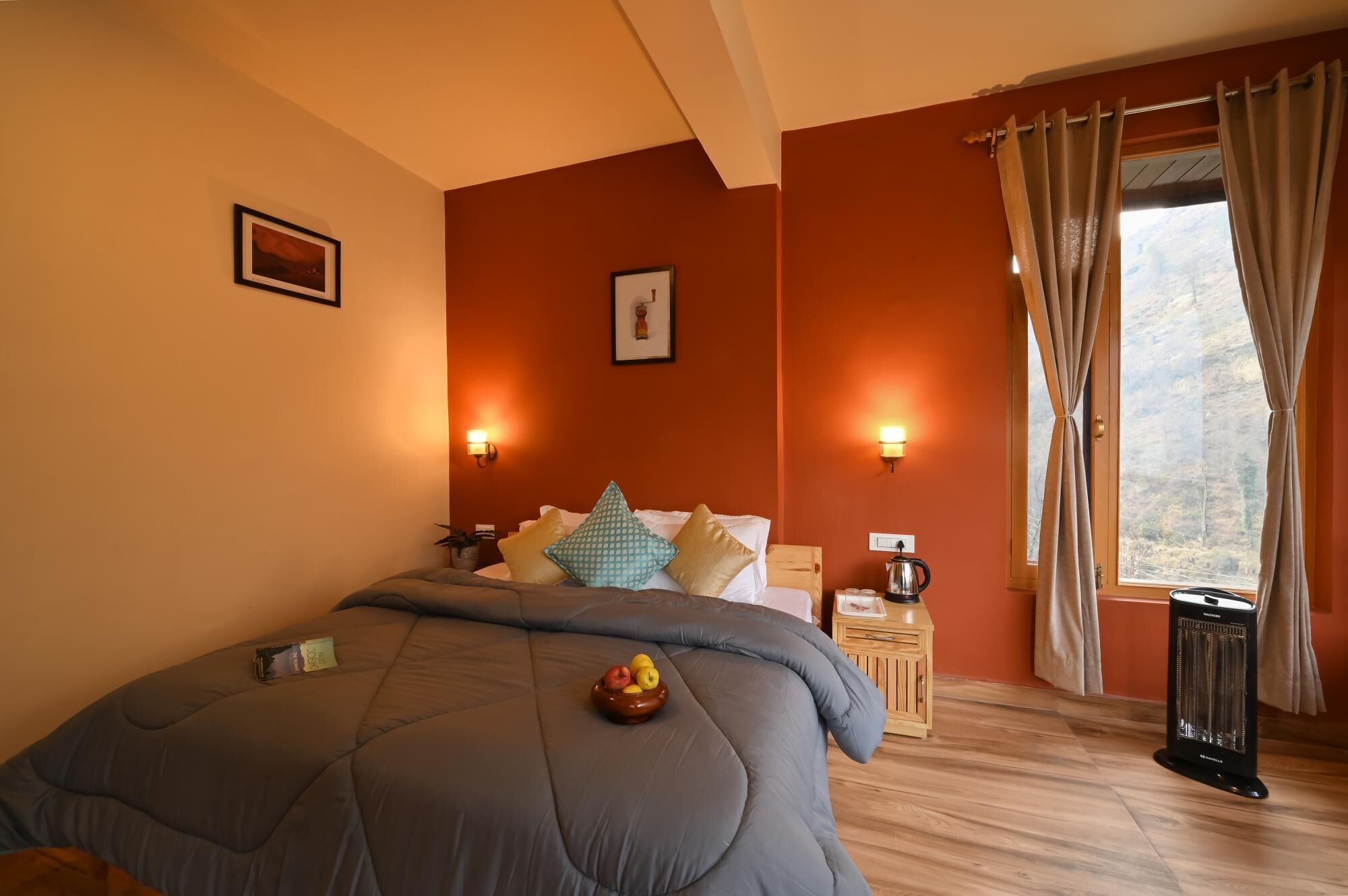 Quarto com cama grande, duas mesas de cabeceira, aquecedor e janela com cortinas.