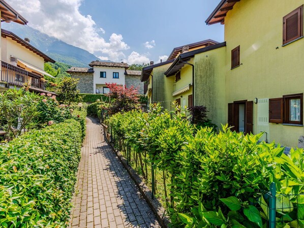 Property grounds - Nice apartment for 2 people with pool, TV, patio and pets allowed (Colico)