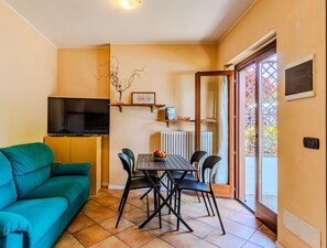 TV - Beautiful apartment for 2 people with pool, TV, patio and pets allowed (Colico)
