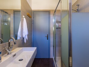 Bathroom - Beautiful apartment for 4 guests with WIFI, terrace and pets allowed (Domaso)