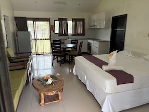 Villa Confort, 2 chambres, vue fleuve, rez-de-chaussée | 1 chambre, bureau, rideaux occultants, fer et planche à repasser