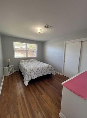 3 habitaciones, escritorio, wifi gratis y ropa de cama