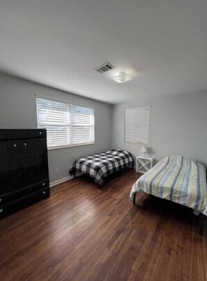 3 bedrooms, desk, free WiFi, bed sheets - Spacious Family Home in Pensacola  (Pensacola)