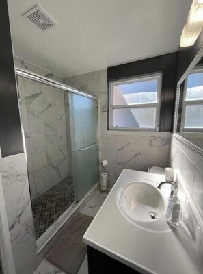 Hair dryer, towels, toilet paper - Spacious Family Home in Pensacola  (Pensacola)