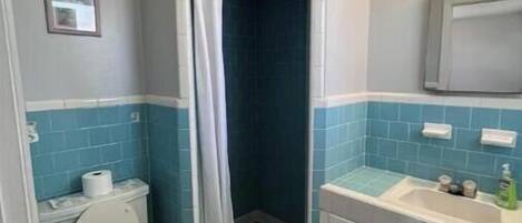 Haartrockner, Handtücher, Toilettenpapier