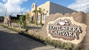 Un panneau indiquant l’hôtel Serra Capivara Resort & Convention.