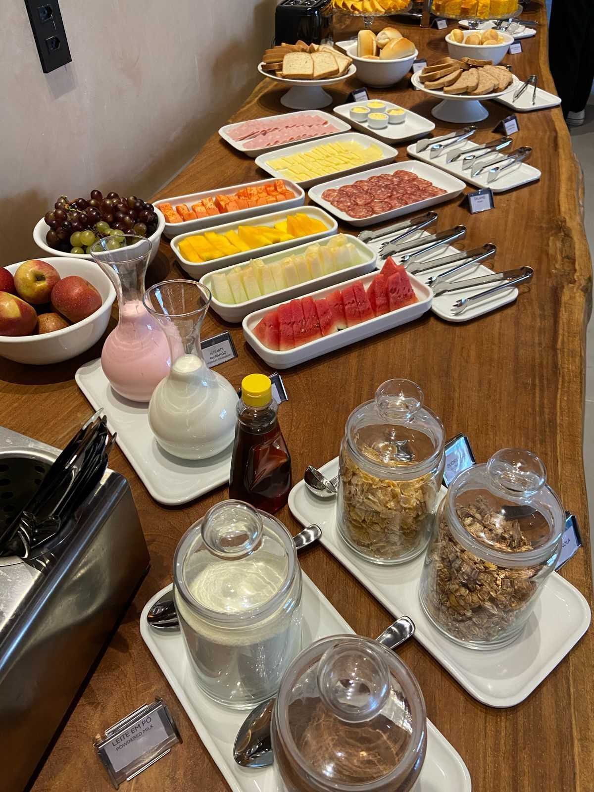 Buffet de l'esmorzar amb diverses platillos i condiments.