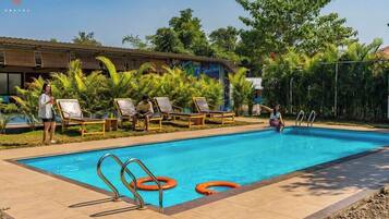 Una piscina al aire libre