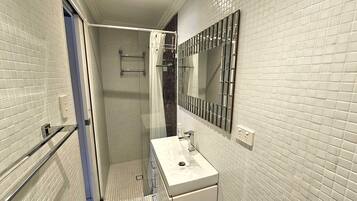 Shower, hair dryer, towels, shampoo