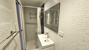 Dusche, Haartrockner, Handtücher, Shampoo