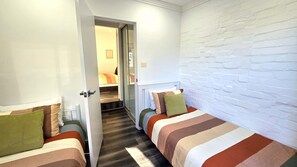 2 habitaciones, tabla de planchar con plancha, wifi y ropa de cama