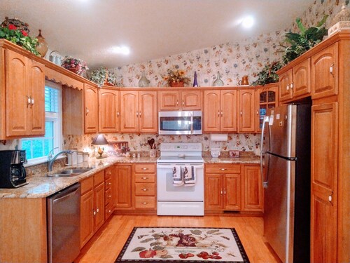 Magnificent Mountain View Family Home w/ Hot Tub Franklin, NC - Dog Friendly!