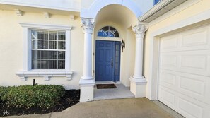 Exterior detail - South face Private spa and pool, game room, WiFi, washer/dryer, 11 miles to Disney (Davenport)