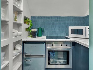 Fridge, microwave, oven, cookware/dishes/utensils