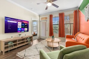 TV - Modish Keen King Bed w/ Pool (Houston)