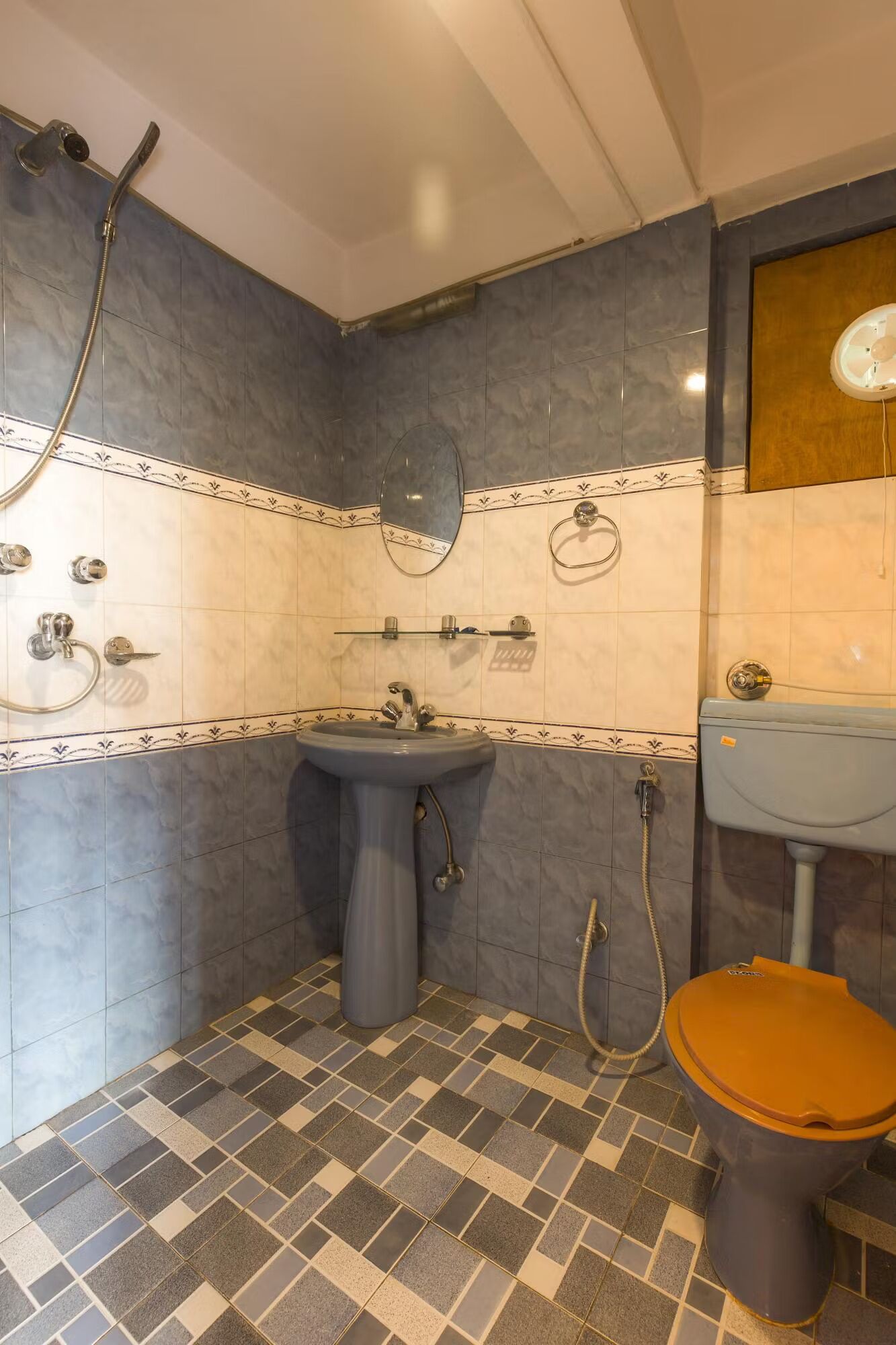 Un bagno con lavandino, WC e doccia.
