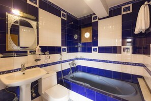 A bathroom with a bathtub, a sink, and a toilet. - Zostel Pokhara (Pokhara)