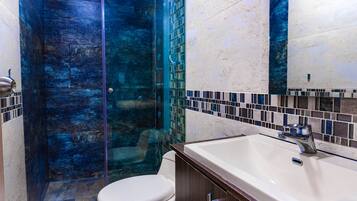 Deluxe Apartment | Bathroom | Shower, rainfall showerhead, towels, soap