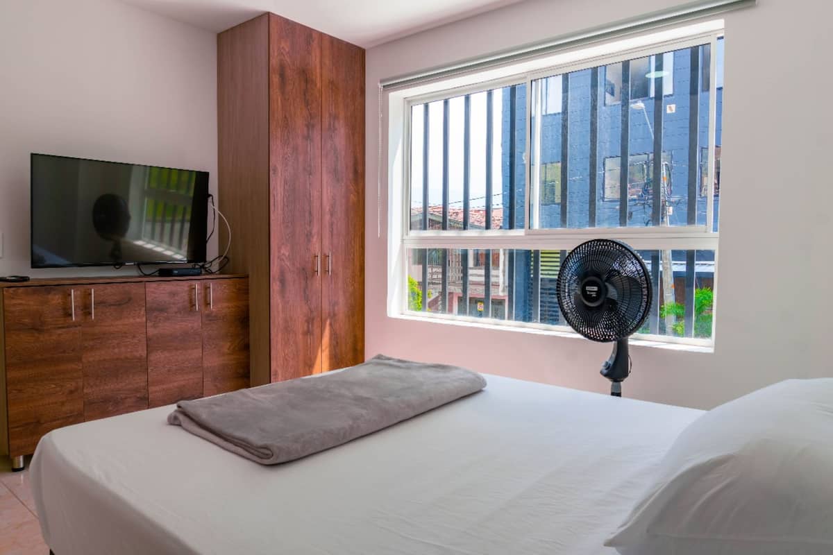 Apartemen Deluks | 3 kamar tidur, seprai premium, meja kerja, dan Wi-Fi gratis