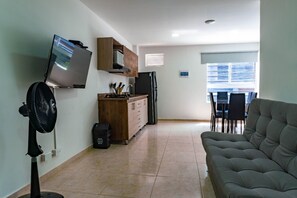 Apartamento Deluxe | Zona de estar | Una televisión de pantalla plana, Netflix, servicios de streaming