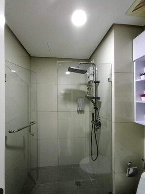 Sèche-cheveux, bidet, serviettes fournies, savon