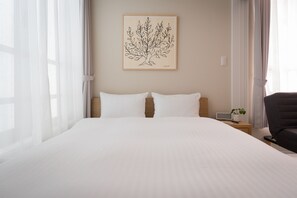 Quarto casal superior | Edredons de pluma, cortinas blackout, Wi-Fi de cortesia, roupa de cama