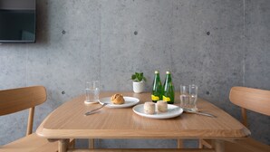 A dining table with plates of food, glasses, and bottles. - MINI HOUSE Tokyo South (Tokyo)