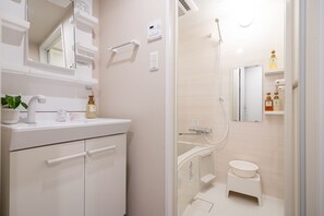 Habitación doble superior | Baño | Tina y regadera independientes, secadora de cabello, pantuflas, bidet 