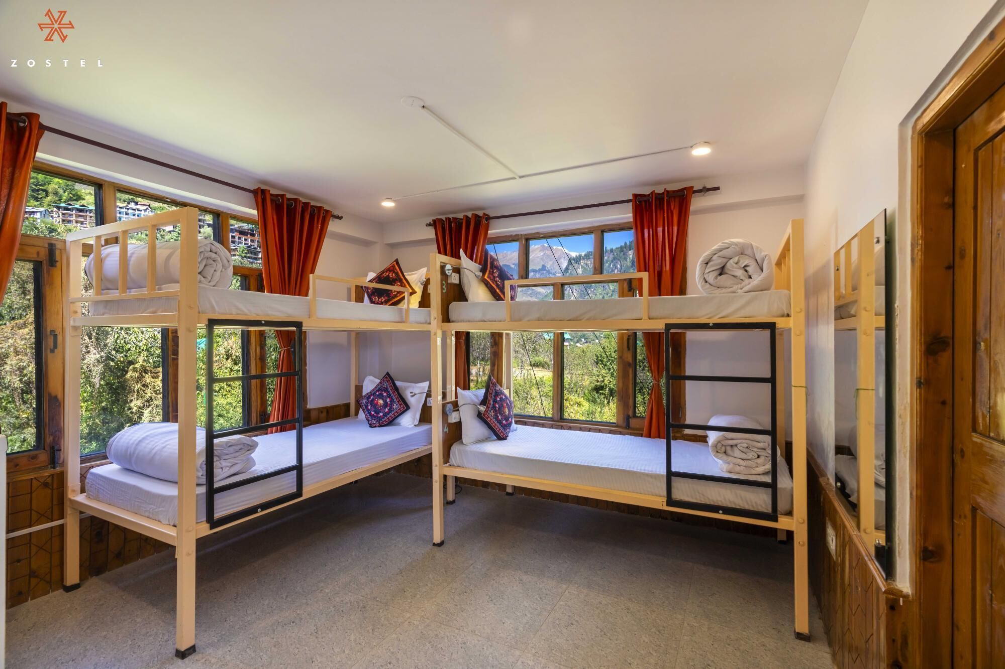 Habitación con literas, una ventana y una puerta.