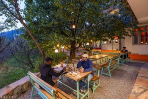 Outdoor dining - Zostel Old Manali (Manali)