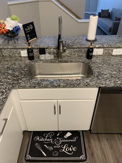 Luxury, centrally located loft Downtown w/skybridge access to Convention Center