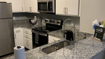 Geladeira, micro-ondas, fogão, cooktop