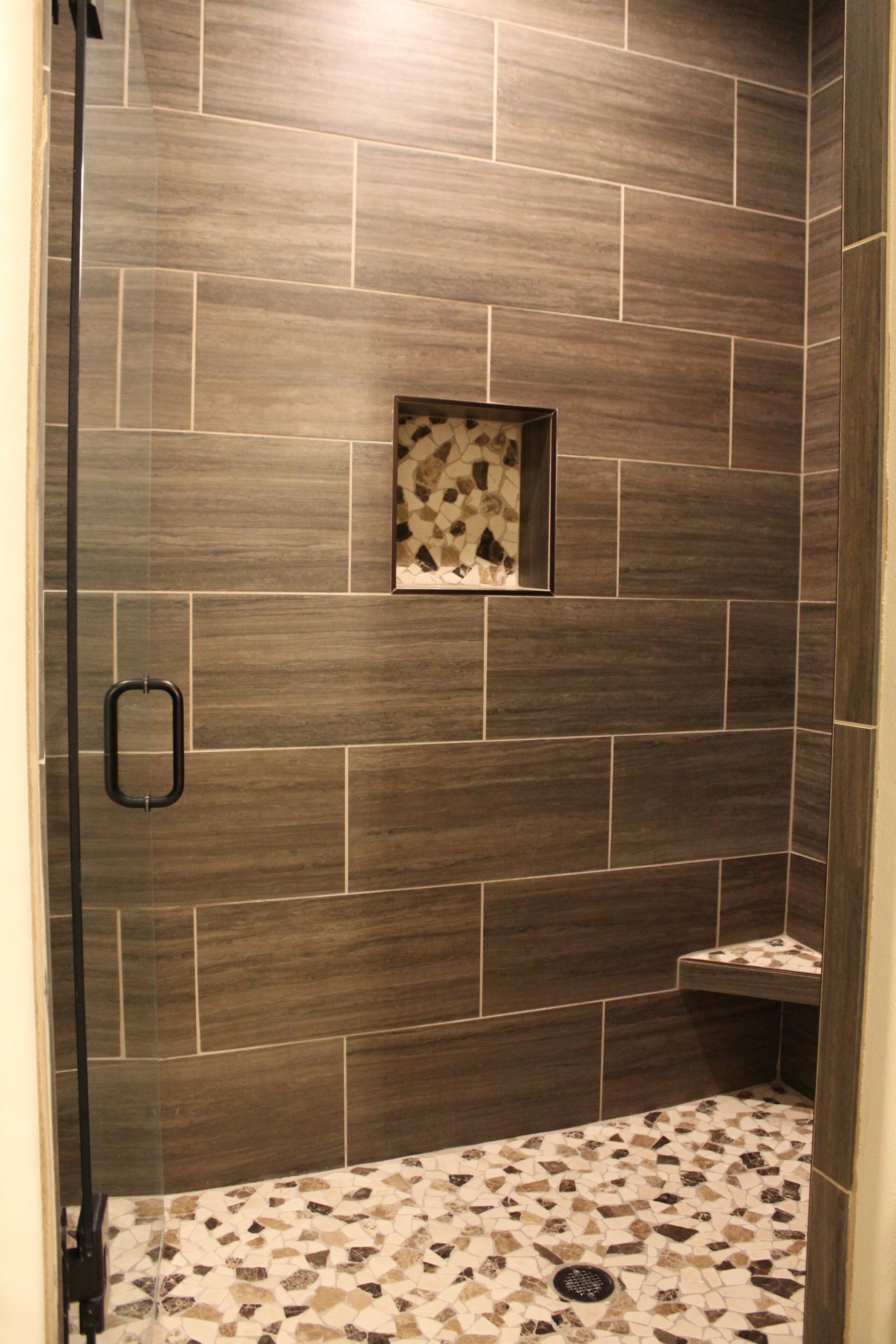 Douche, serviettes fournies, papier toilette