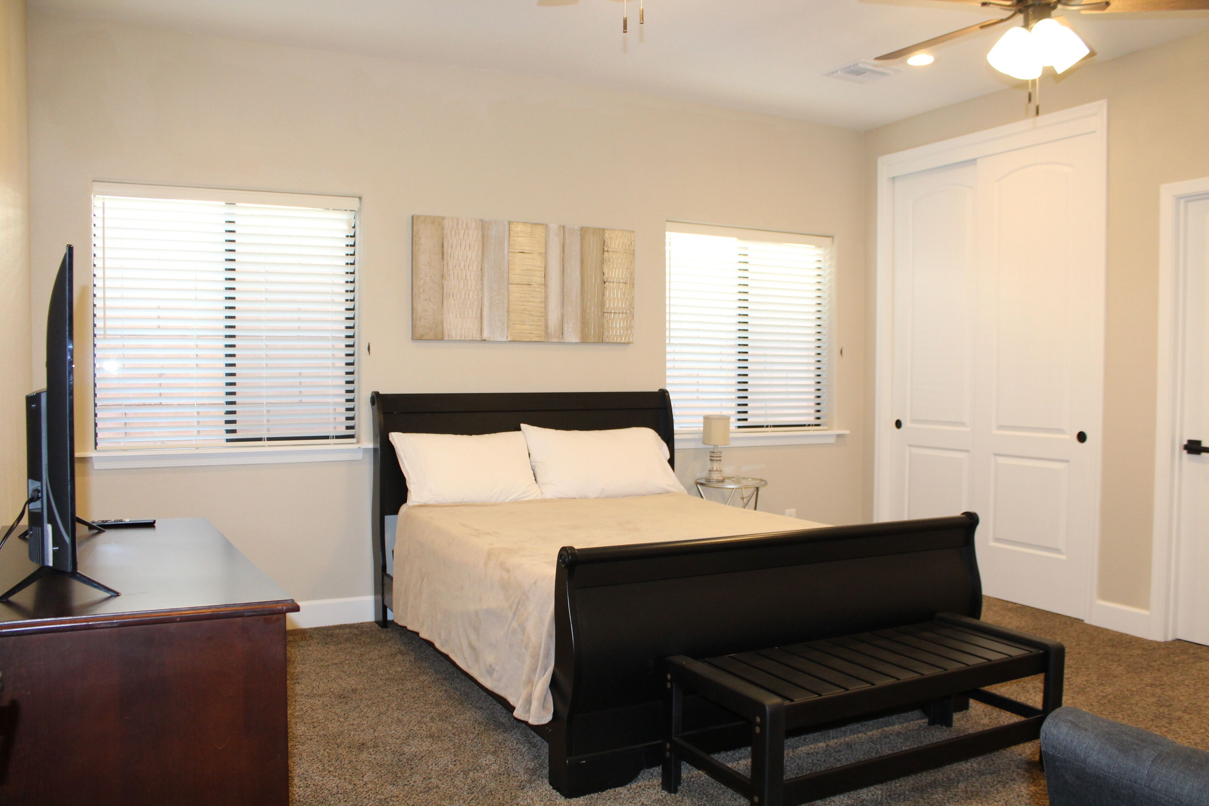 3 habitaciones, tabla de planchar con plancha, wifi y ropa de cama 