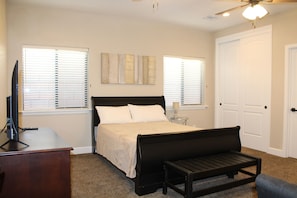 3 bedrooms, iron/ironing board, WiFi, bed sheets - The Mohave Fort: Pool & Patio
 (Fort Mohave)
