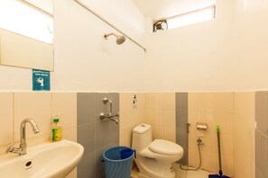Deluxe Private Room | Baño | Regadera, toallas, papel de baño 