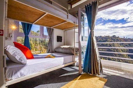 8 Bed Mixed Dorm | Free WiFi, bed sheets