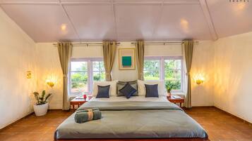 Deluxe Private Room | Free WiFi, bed sheets