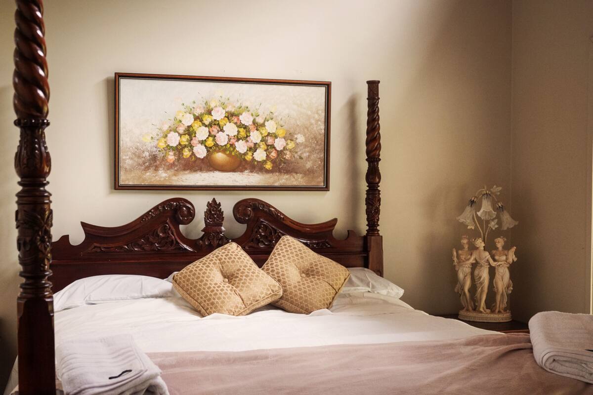 2 KingBds, 2 Bathrms, 2 loungeRms, Full Kitchen, Sauna | Premium bedding, down comforters, pillowtop beds, individually decorated