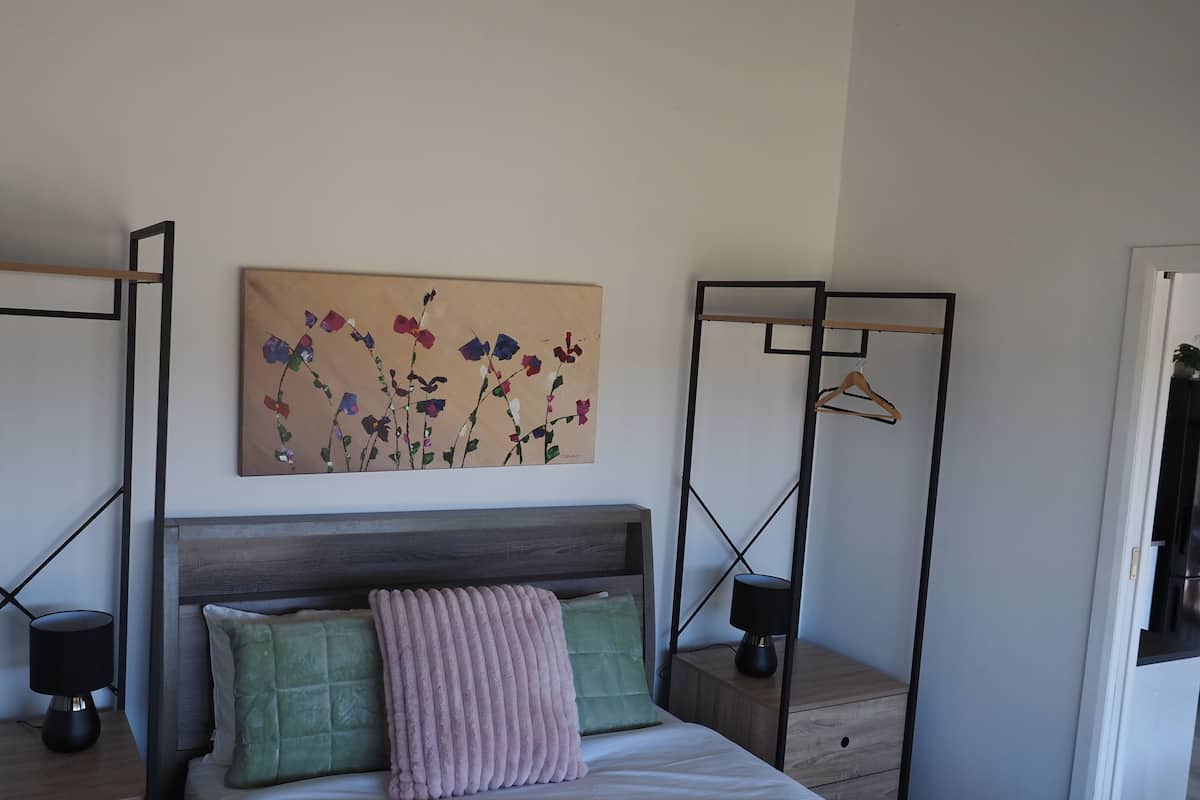 Sunrise Chalet, 1 QBed, Granite Bthrm, Full Kitchen, Vineyard View | Premium bedding, down comforters, pillowtop beds, individually decorated