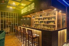 Bar (on property) - Zostel Plus Kareri (Dharamshala)
