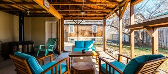 Walk to historic downtown, cozy, pets welcome!