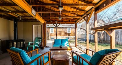 Walk to historic downtown, cozy, pets welcome!