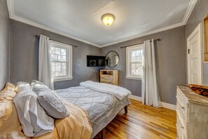 4 bedrooms, desk, iron/ironing board, travel cot