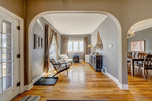 Walk to historic downtown, cozy, pets welcome!