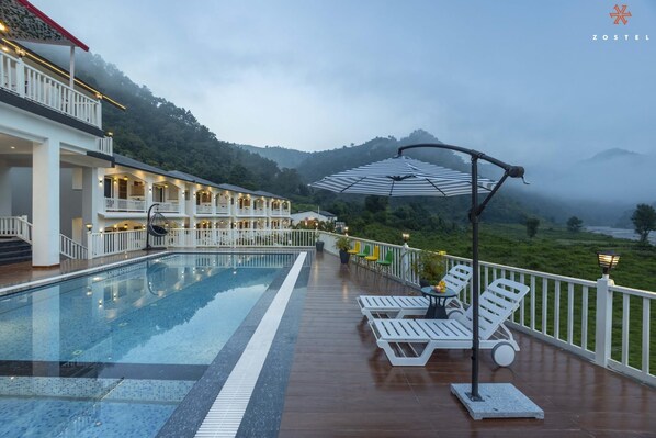 Outdoor pool - Zostel Plus Rishikesh (Yamkeshwar)